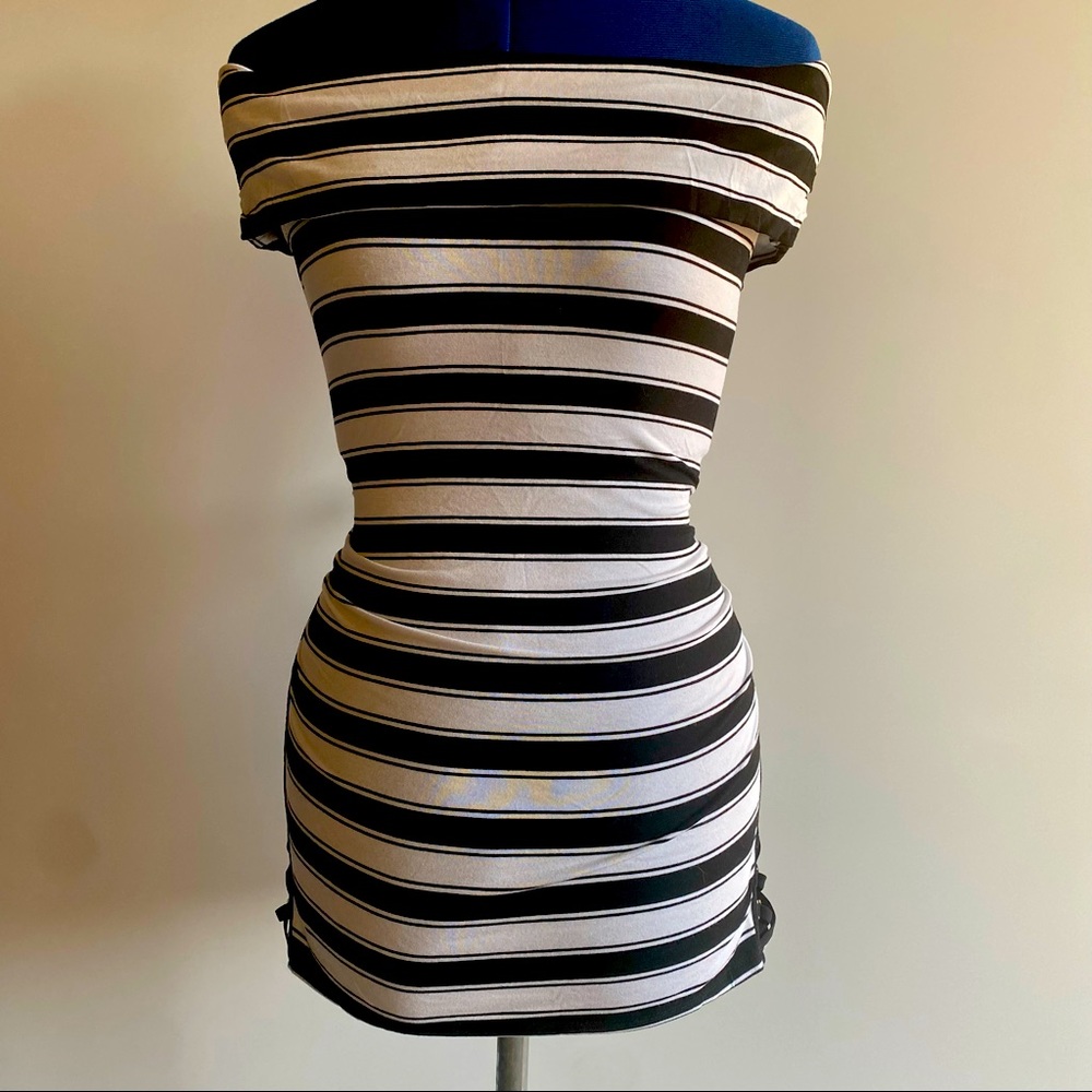 White House Black Market women’s off shoulder black/white tunic top size XS